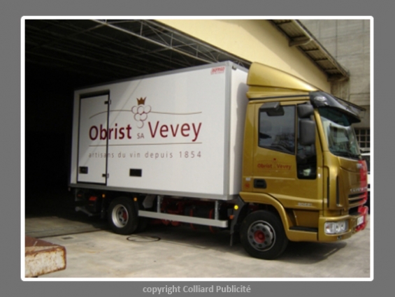 Image Pose d'autocollants sur camion pour la maison Obrist - Vevey / Vaud
